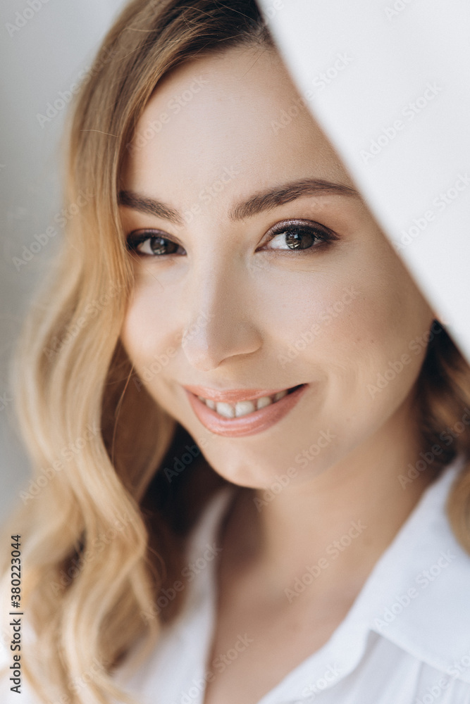 Naklejka premium Portrait of the bride with big beautiful eyes on white background