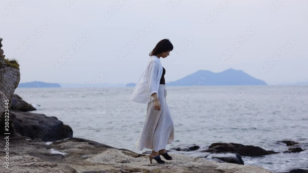 海辺の女性 海辺の女性