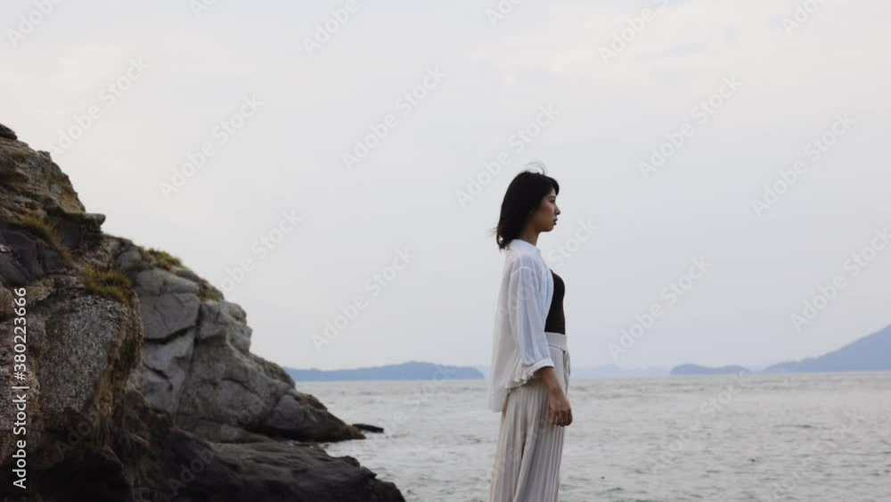 海辺の女性