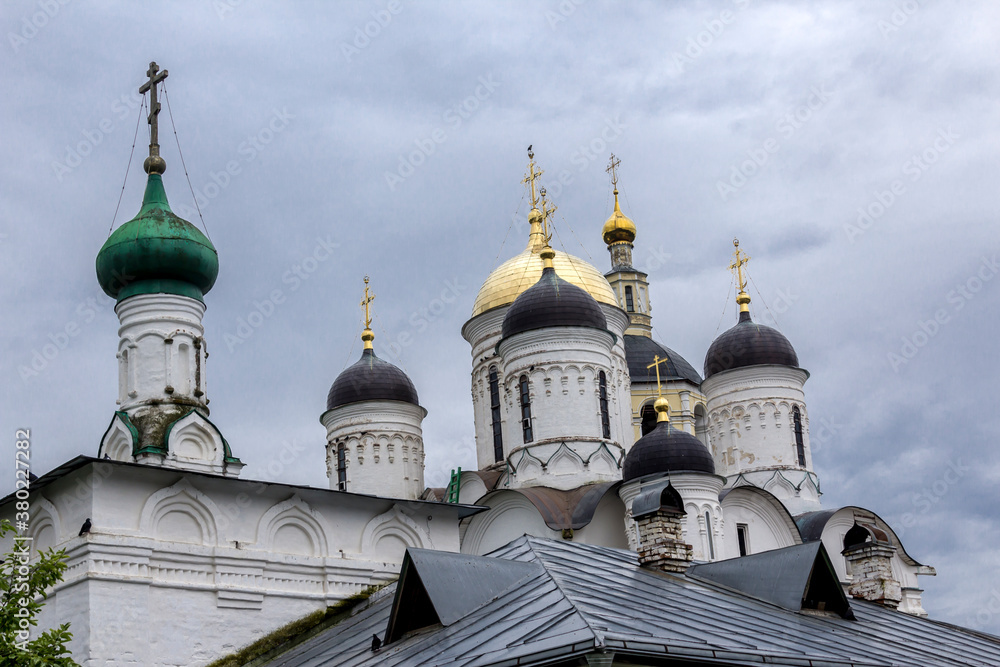 Obraz premium There are many different domes over the churches. View from the garden. Panfutyevsky Monastery in Borovsk, Russia.
