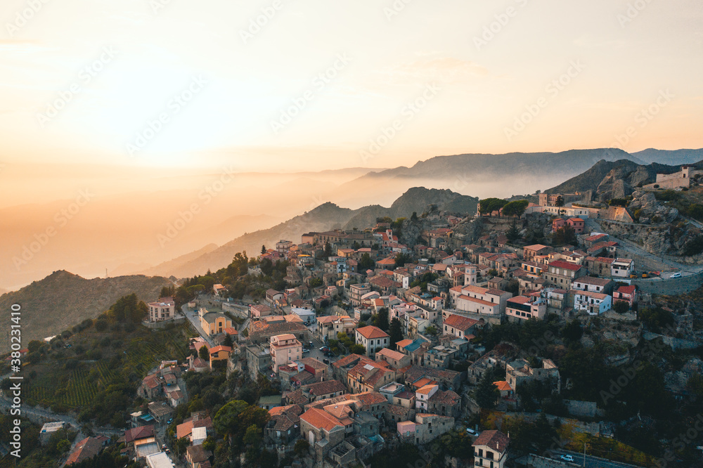 Bova Superiore al tramonto, vista aerea del borgo calabrese sulle montagne.
