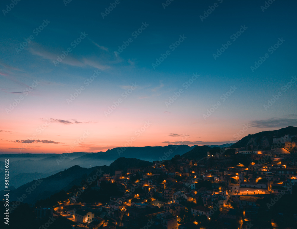 Bova Superiore al tramonto, vista aerea del borgo calabrese sulle montagne.