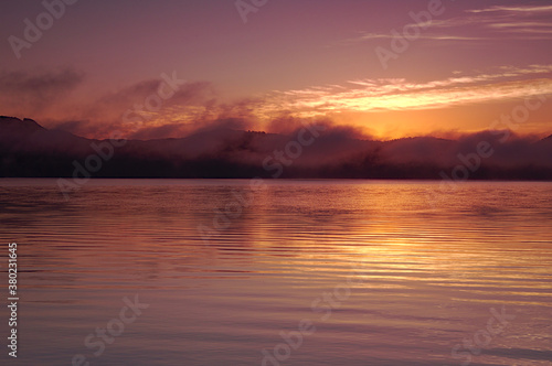雲の漂う早朝の湖。屈斜路湖、北海道。