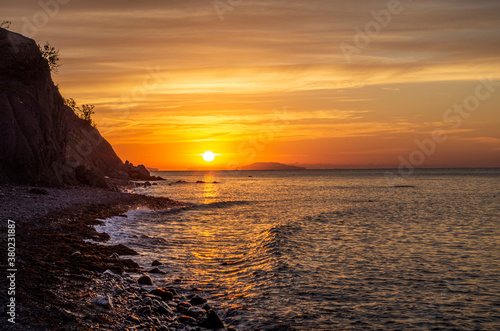 Meet the sunrise on the sea. Warm light © Denis