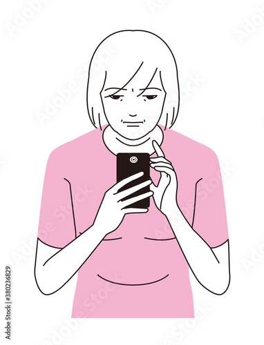 スマートフォンを見つめる女性。皺の寄った顔