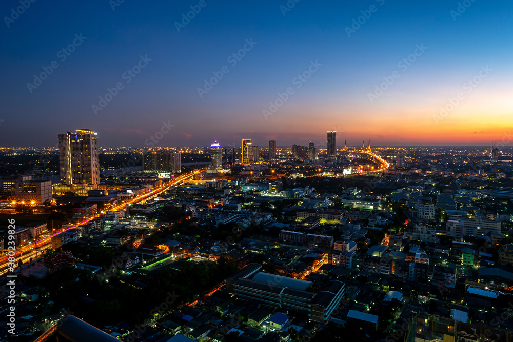 Obraz premium Long-speed photograph of the Industrial Ring Expressway and Bhumibol Bridge. Cityscape Bangkok at night, buildings in the central business district.