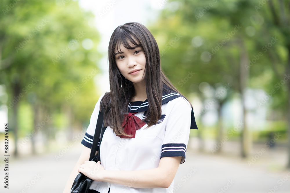 微笑む女子高生 微笑む女子高生