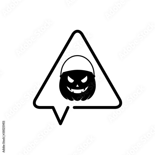 Feliz Halloween. Truco o Trato. Silueta de cubo de calabaza de Halloween en triángulo señal de peligro como burbuja de habla en color negro
