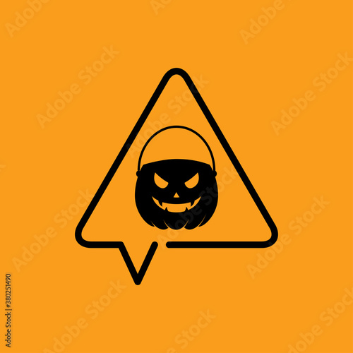 Feliz Halloween. Truco o Trato. Silueta de cubo de calabaza de Halloween en triángulo señal de peligro como burbuja de habla en fondo naranja	