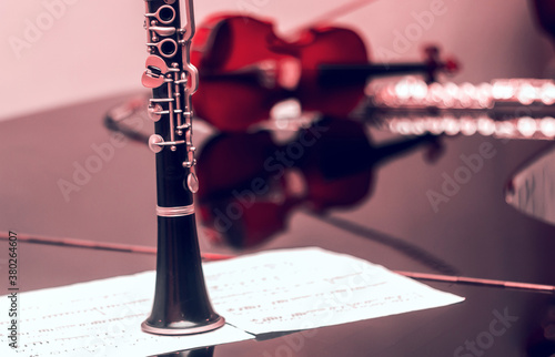 Photo Selective focus shot of flute with a violin background
