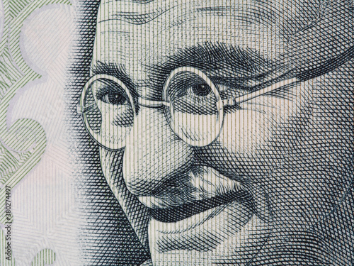 Foto Mahatma Gandhi face on indian 100 rupee banknote extreme macro, India money clos