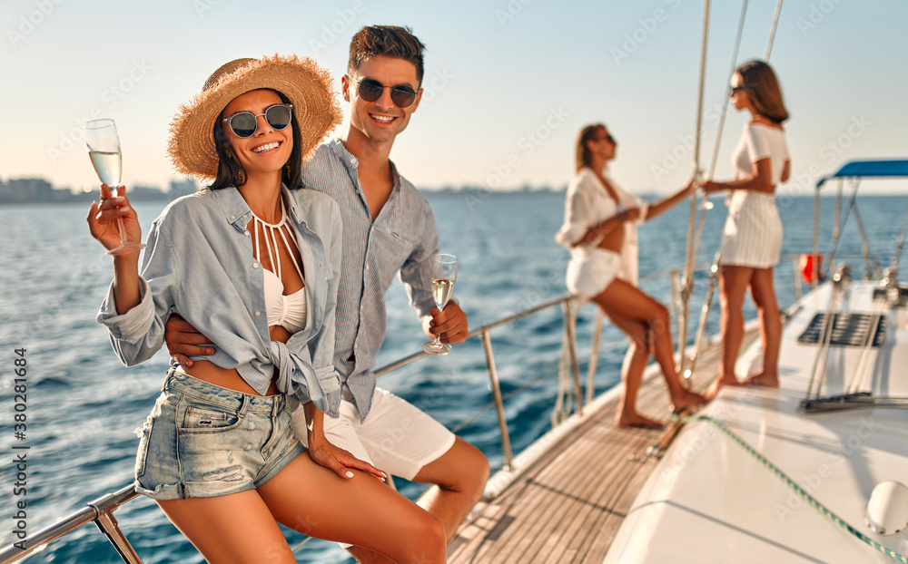 Friends on yacht - obrazy, fototapety, plakaty 