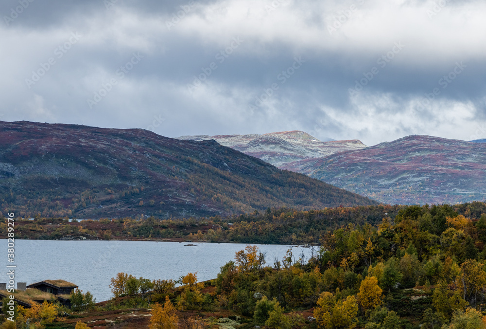 Jezioro Ustevatnet w gminie Hol w hrabstwie Viken w Norwegii, widkok ze wsi  Ustaoset