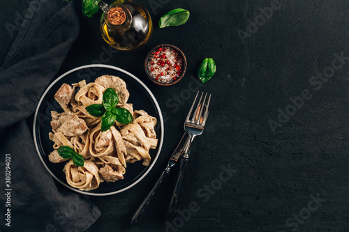 Cuadro en lienzo Authentic Italian fettuccine alfredo pasta dish with grilled chicken breast