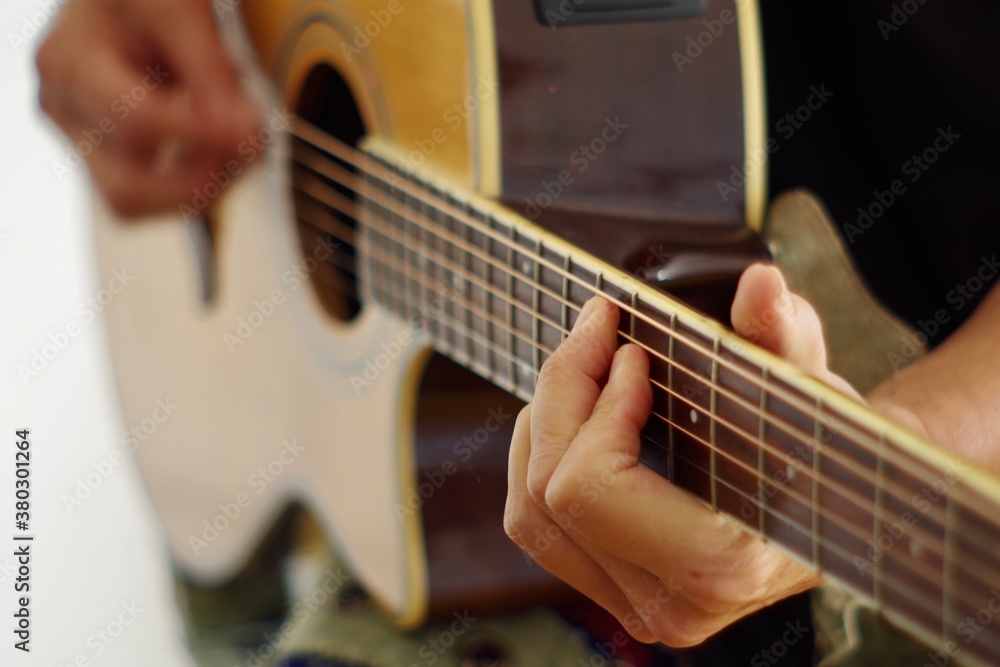 Fototapeta premium person playing guitar