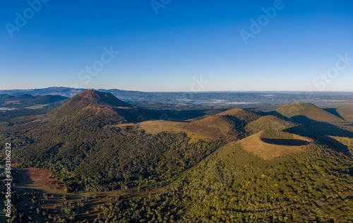 Obraz na płótnie Aerial panorama of Puy Pariou and Puy de Dome volcanoes in France w salonie