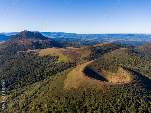 Obraz na płótnie Aerial panorama of Puy Pariou and Puy de Dome volcanoes in France w salonie