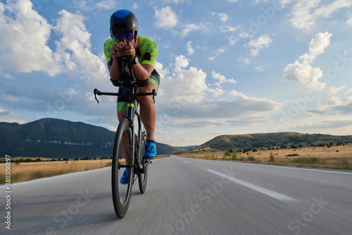 Fotografie triathlon athlete riding bike