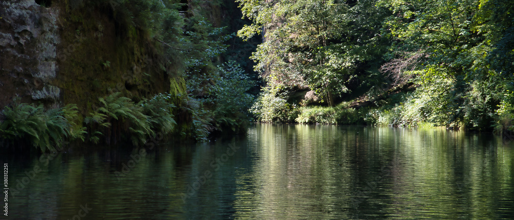 Fototapeta premium RZEKA W GÓRACH. CZESKA SZWAJCARIA, WĄWÓZ EDMUNDA, REPUBLIKA CZESKA 