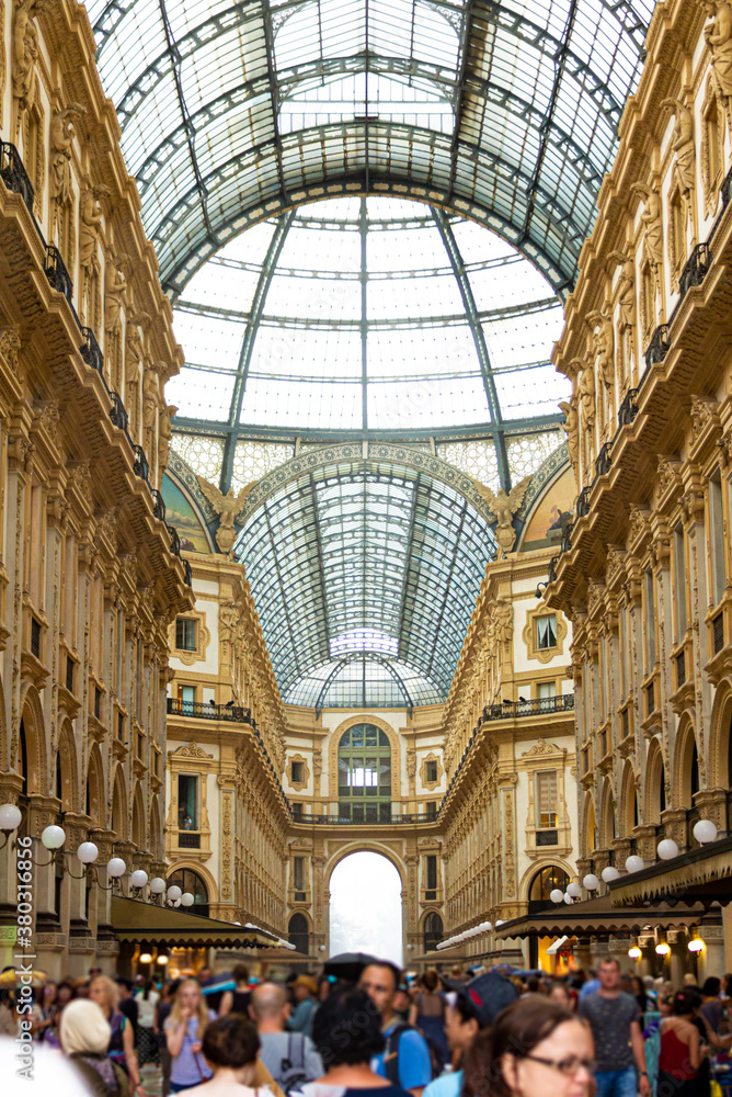 Vittorio Emanuele II gallery crowded with people, unrecognizable people.