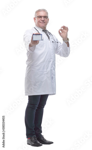 Fotografie in full growth. qualified doctor showing his visiting card