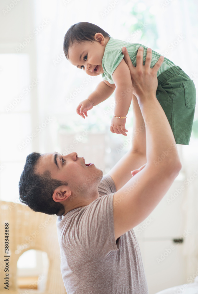 Father playing with his son (6-11 months)