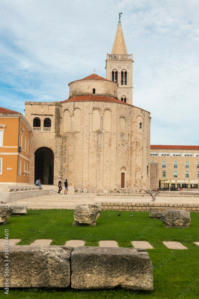 Fototapeta premium St. Donatus Church and the Bell Tower of Zadar cathedral, famous landmark of Croatia, adriatic region of Dalmatia. Remains of roman forum.