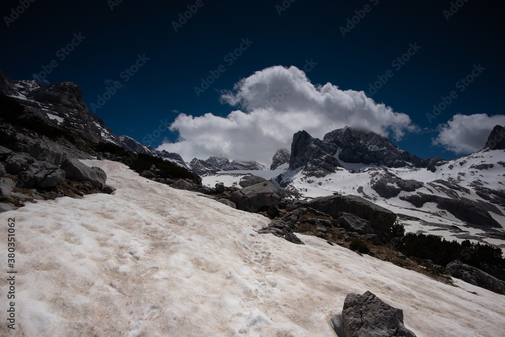 Obraz premium snow covered mountains