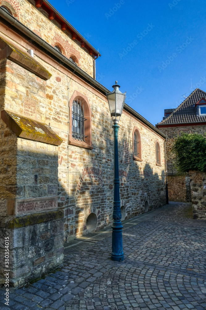 Romanische Kirche und Laterne in Bad Münstereifel