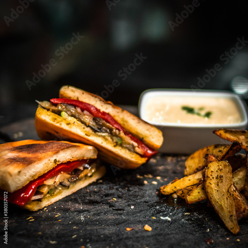 Sandwich vegetariano con papas fritas © Marcos
