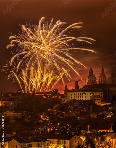 Fuegos artificiales sobre una catedral