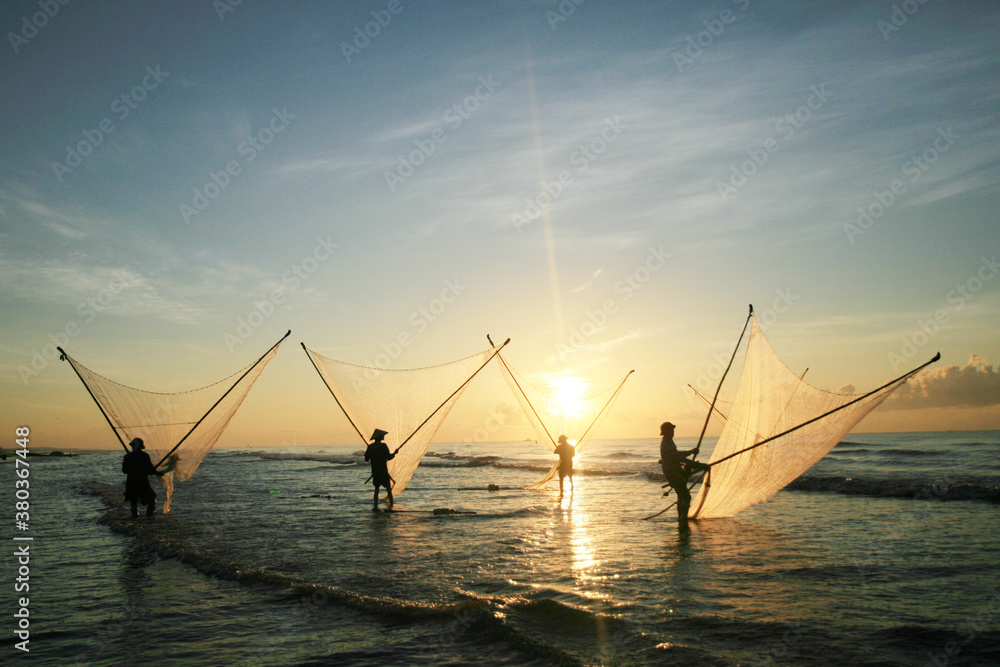 Nam Dinh, VIETNAM - August 1 :. Fishermen working in the fishing village of Hai Hau, Vietnam on August 1, 2014 in Hai Hau district, Nam Dinh . Nam Dinh, VIETNAM - August 1 :. Fishermen working in the fishing village of Hai Hau, Vietnam on August 1, 2014 in Hai Hau district, Nam Dinh .
