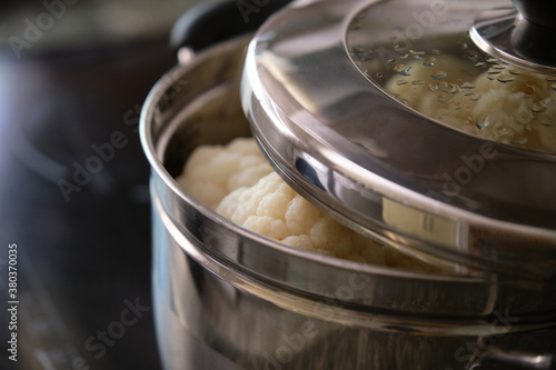 Foto Steamed cauliflower in steamer pot