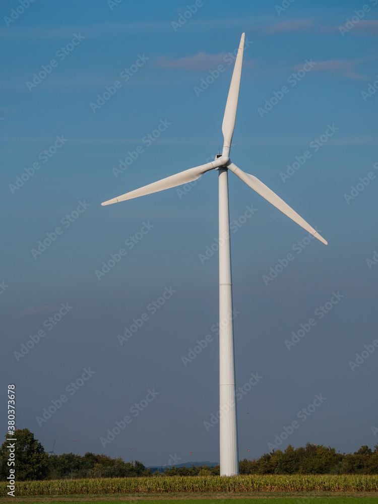 Windkraftanlage vor blauem Himmel, erneuerbare Energien Windkraftanlage vor blauem Himmel, erneuerbare Energien