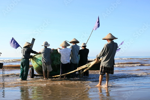 Nam Dinh, VIETNAM - August 1 :. Fishermen working in the fishing village of Hai Hau, Vietnam on August 1, 2014 in Hai Hau district, Nam Dinh .