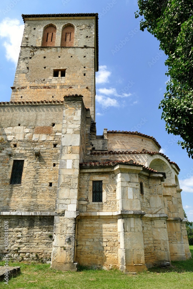 L'abside et le clocher de la basilique Saint-Just de Valcabrère