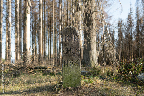 Historischer Pfahl am Wegesrand