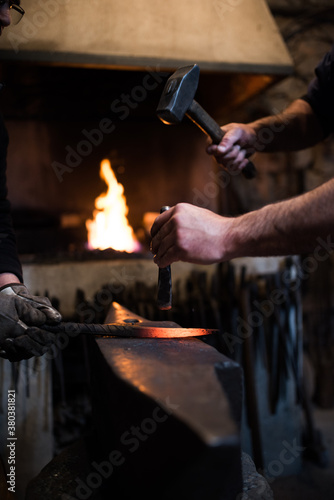 Herreros trabajando como se hacia antiguamente. Cuchilleria tradicional.