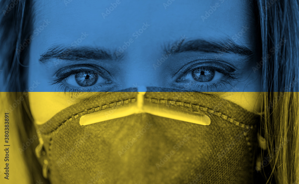 Φωτογραφία Closeup photo of woman's eyes wearing protective mask against the background of the Ukraine flag