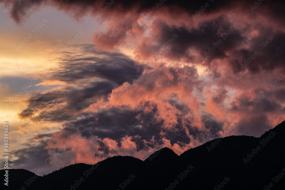 Atardecer colorido con montaña y nubes Atardecer colorido con montaña y nubes