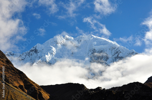 Snow capped mountains in the Andes along the Salkantay trek in Peru © Jen