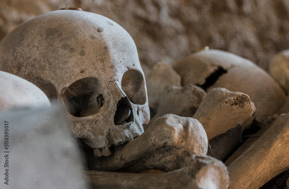 Neapol, Cimitero Delle Fontanelle, cmentarz czaszek