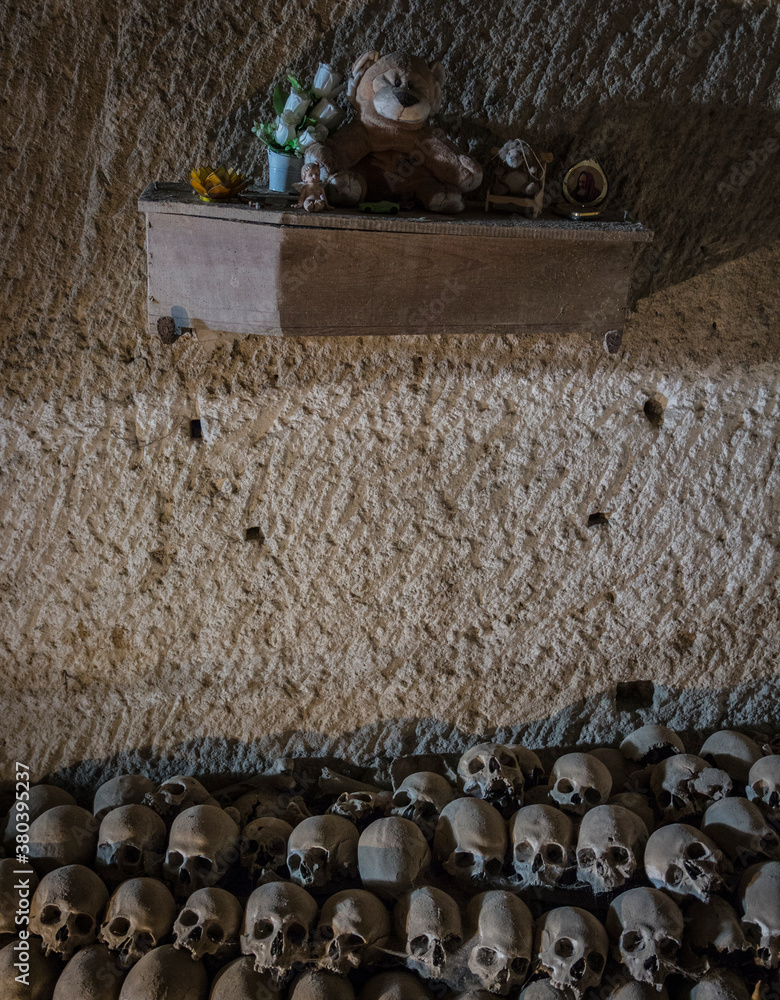 Neapol, Cimitero Delle Fontanelle, cmentarz czaszek