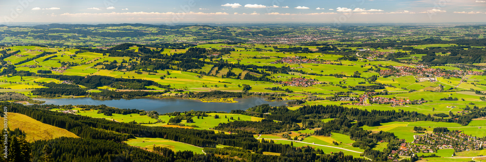 Panorama Landschaft im Allgäu mit Grüntensee
