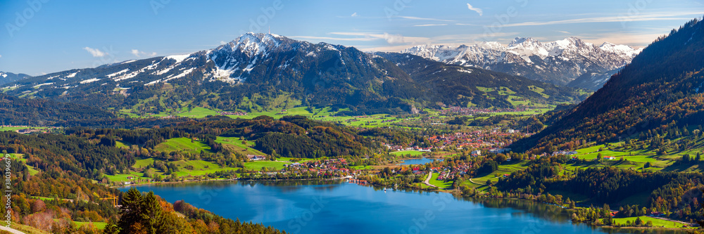 Panorama Landschaft im Allgäu bei Immenstadt mit Berg Grünten und großer Alpsee