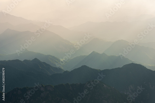 Krajobraz góry Huangshan (żółte góry). Światowego Dziedzictwa UNESCO. Znajduje się w Huangshan, Anhui, Chiny.
