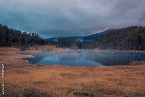 Stazersee mit Nebel im Indian Summer