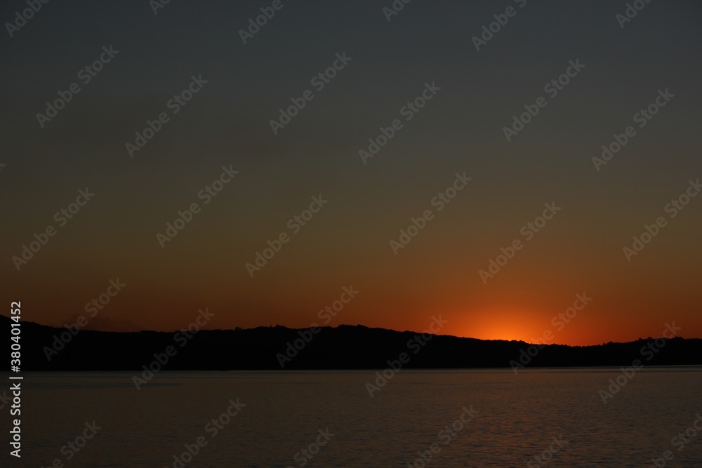 Puesta de sol en la montaña con el mar Puesta de sol en la montaña con el mar