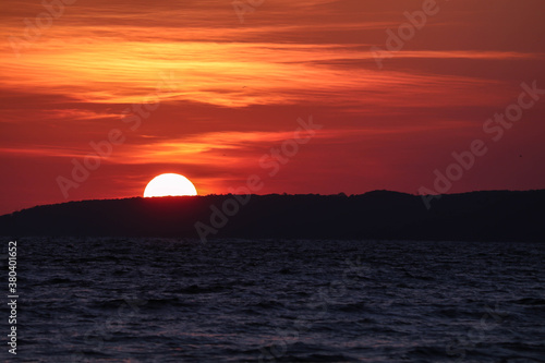 Fototapeta Naklejka Na Ścianę i Meble -  Puesta de sol en el cerro con el mar