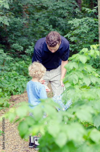 Wallpaper Mural young boy with dad exploring Torontodigital.ca